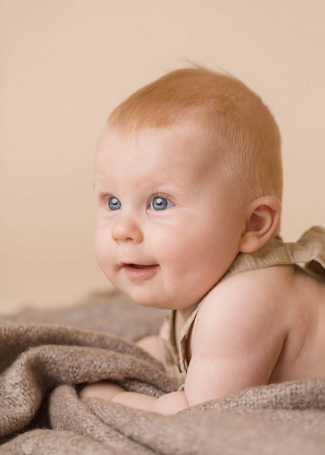 Porträt eines 6 Monate alten Jungen mit blauen Augen