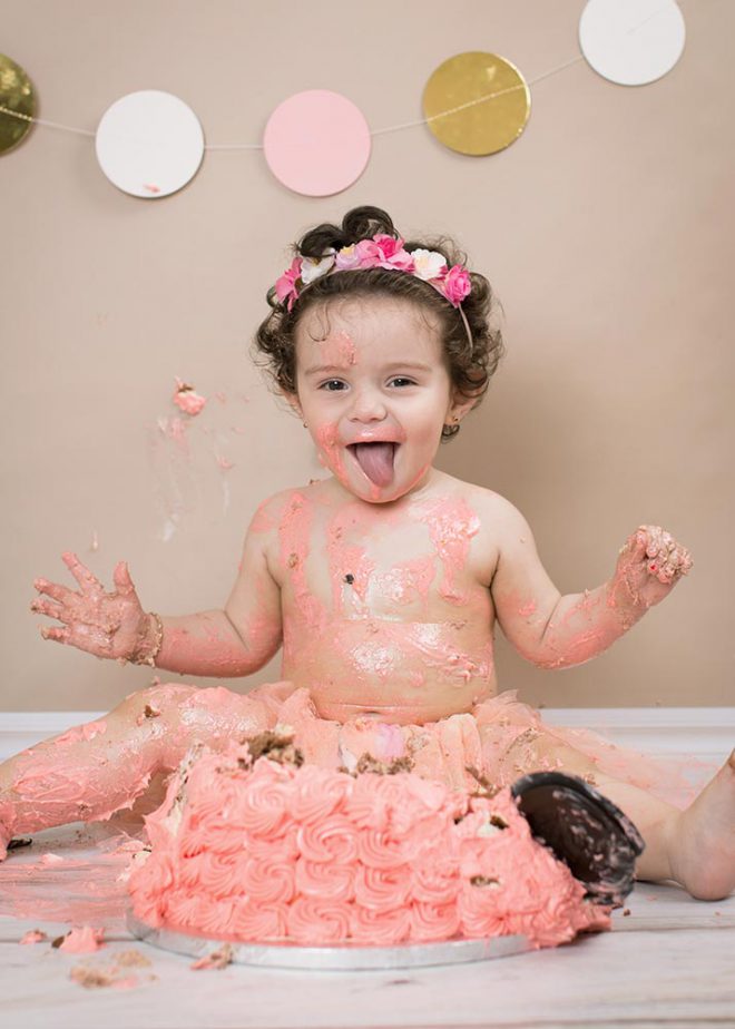 Einjähriges Mädchen lässt sich eine Torte schmecken