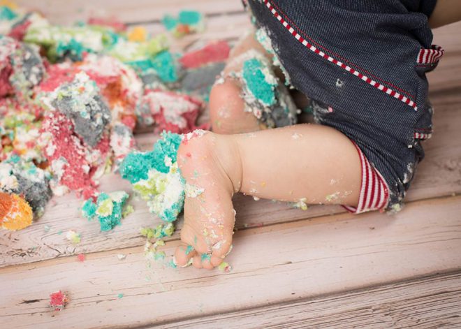 nackten Füßen und bunte Tortenreste