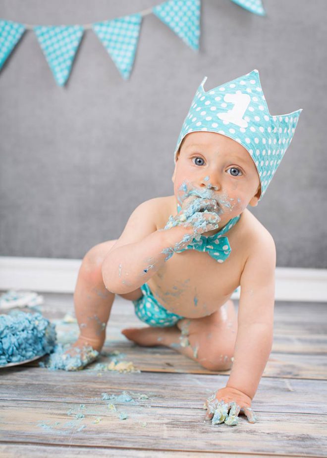 Cake Smash Fotos Berlin: Junge isst Kuchen am ersten Geburtstag