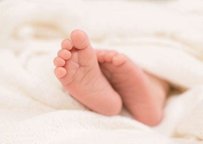 Neugeborenenfotos Berlin: Nahaufnahme von Füßen eines Neugeborenen