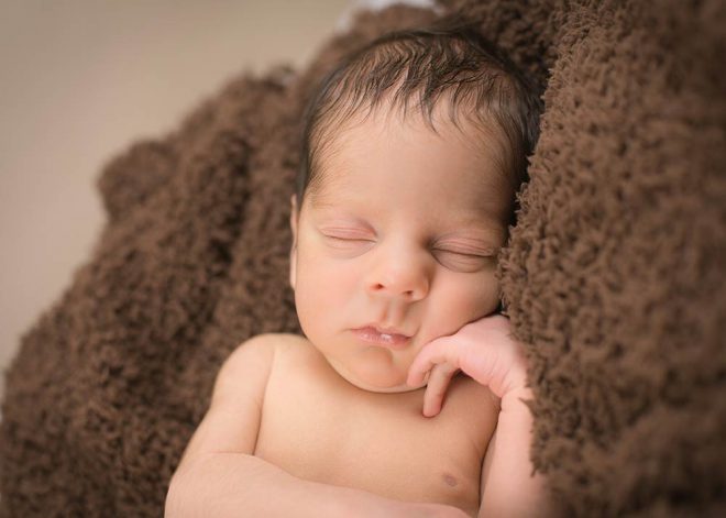 Porträt eines schlafenden Babys auf brauner Decke