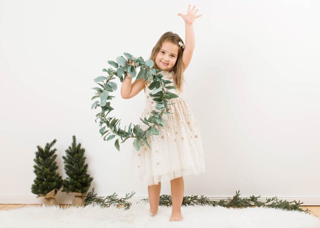 Minimalistische Weihnachtsfotos: Mädchen mit Sternchenkleid