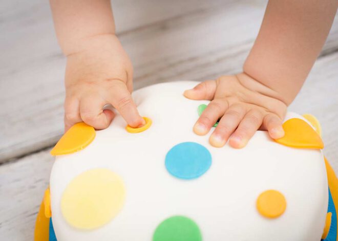 Cake Smash Shooting: Finger piekt in Torte
