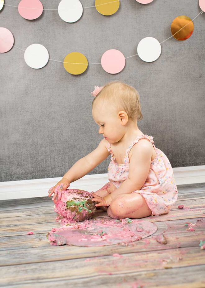 Mädchen dreht einen großen Cupcake um

